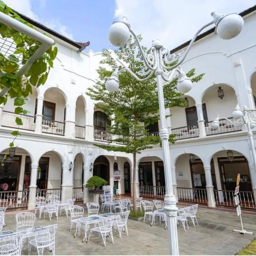 The courtyard, set for lunch