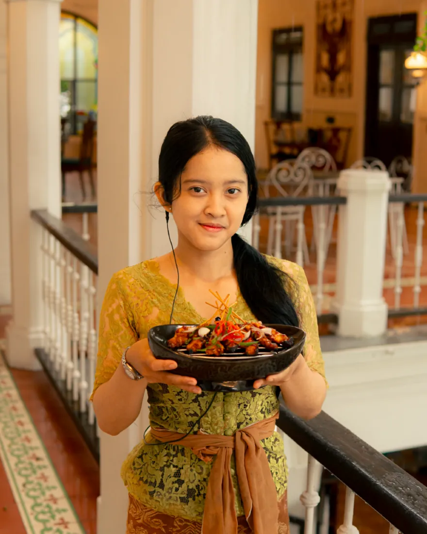 A server bringing satay to the arcade